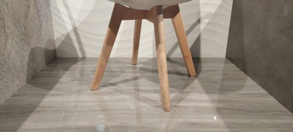 Porcelanato brillante madera gris